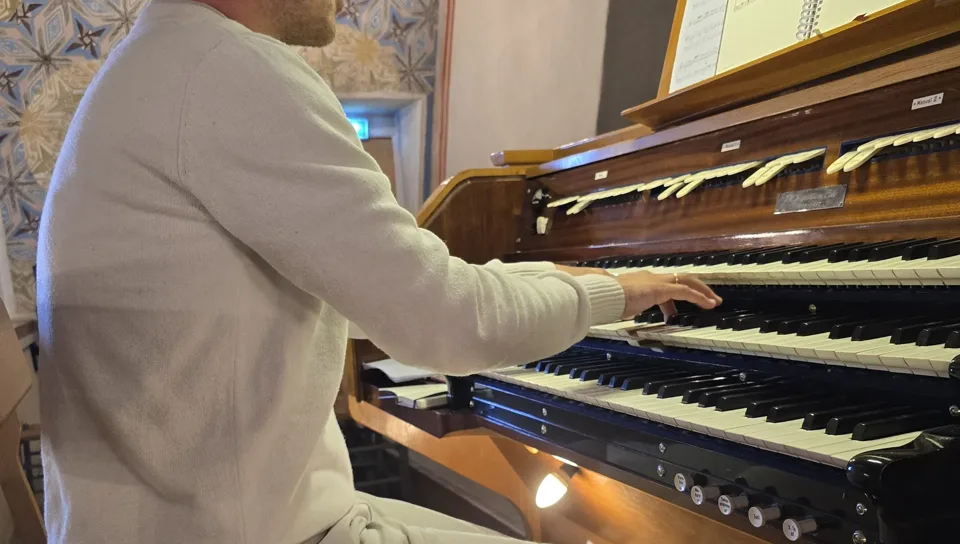 Kaare Erlend Jørgensen spiller orgel
